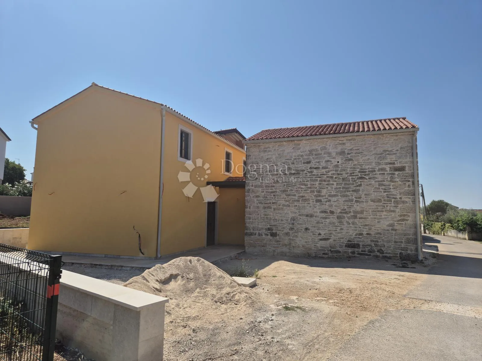 nova kamena vila u centru bala - slika 23