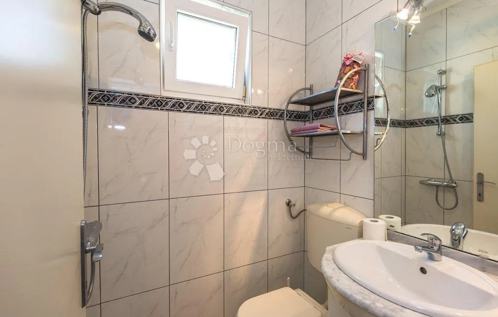 podaca – gotov posao s bazenom i 2 apartmana ★★★★★ - slika 25