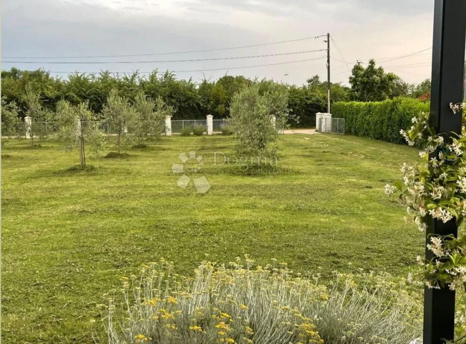 Prostrano građevinsko zemljište blizu Pule – savršeno za više kuća - Loborika, Marčana