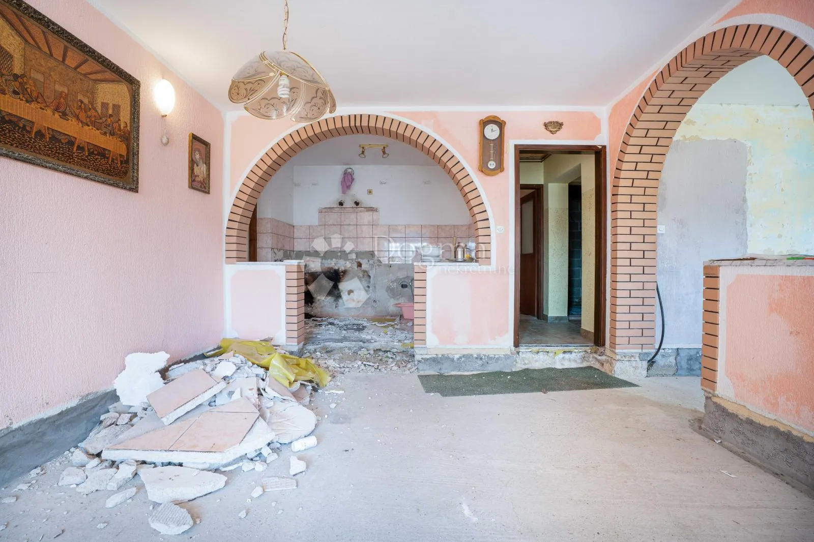 nekretnina s potencijalom za miran život i investiciju - slika 4