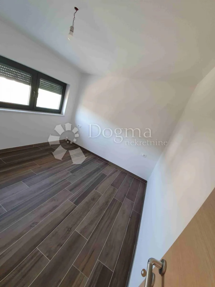 vila sa 4 apartmana, 2 bazena, 200 metara od mora - slika 27