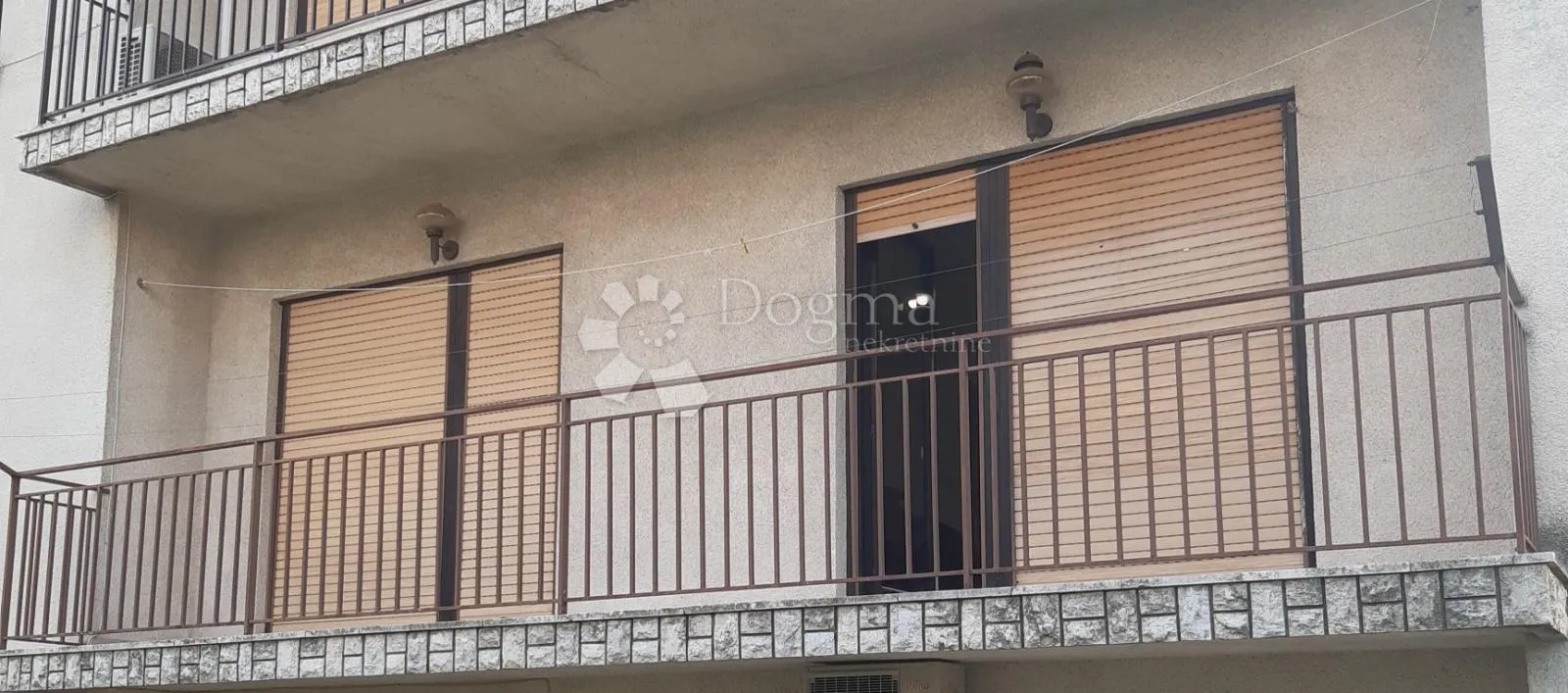 etaža sa garažama u centru srdoča za najam - slika 15