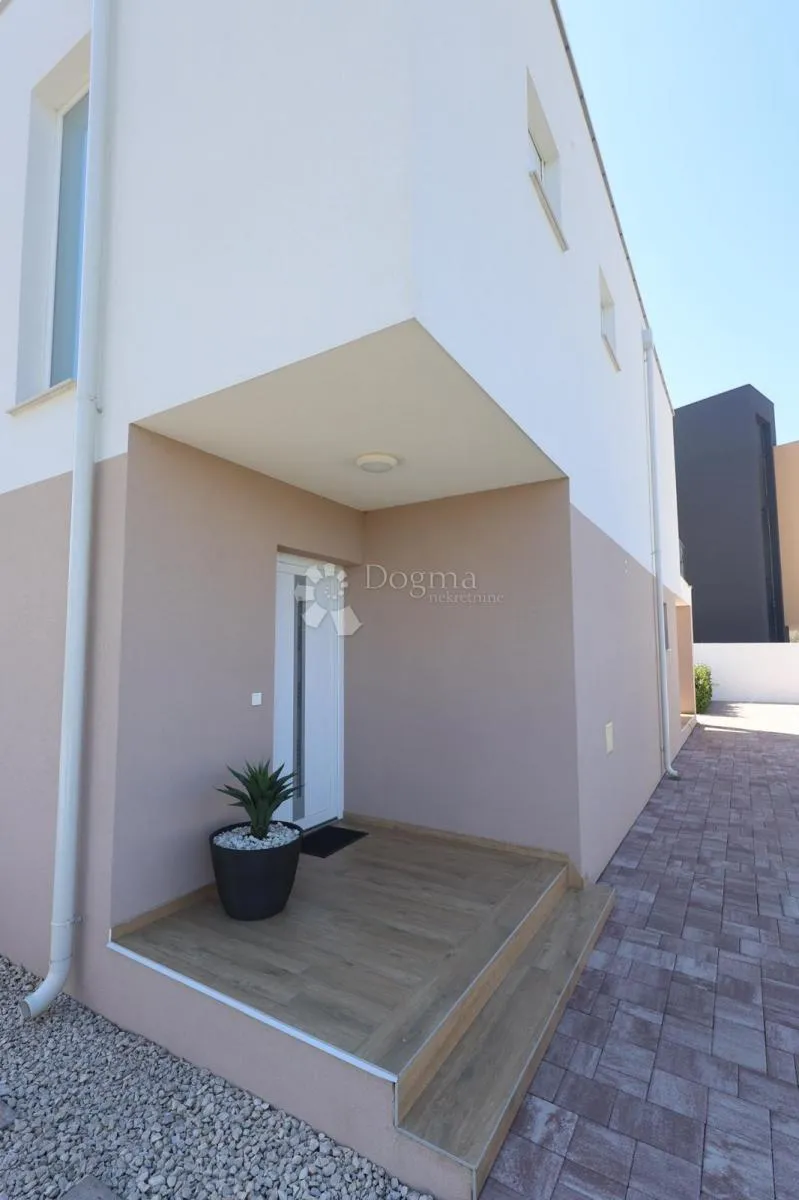 moderna kuća s bazenom -178m2, mirna lokacija - slika 20