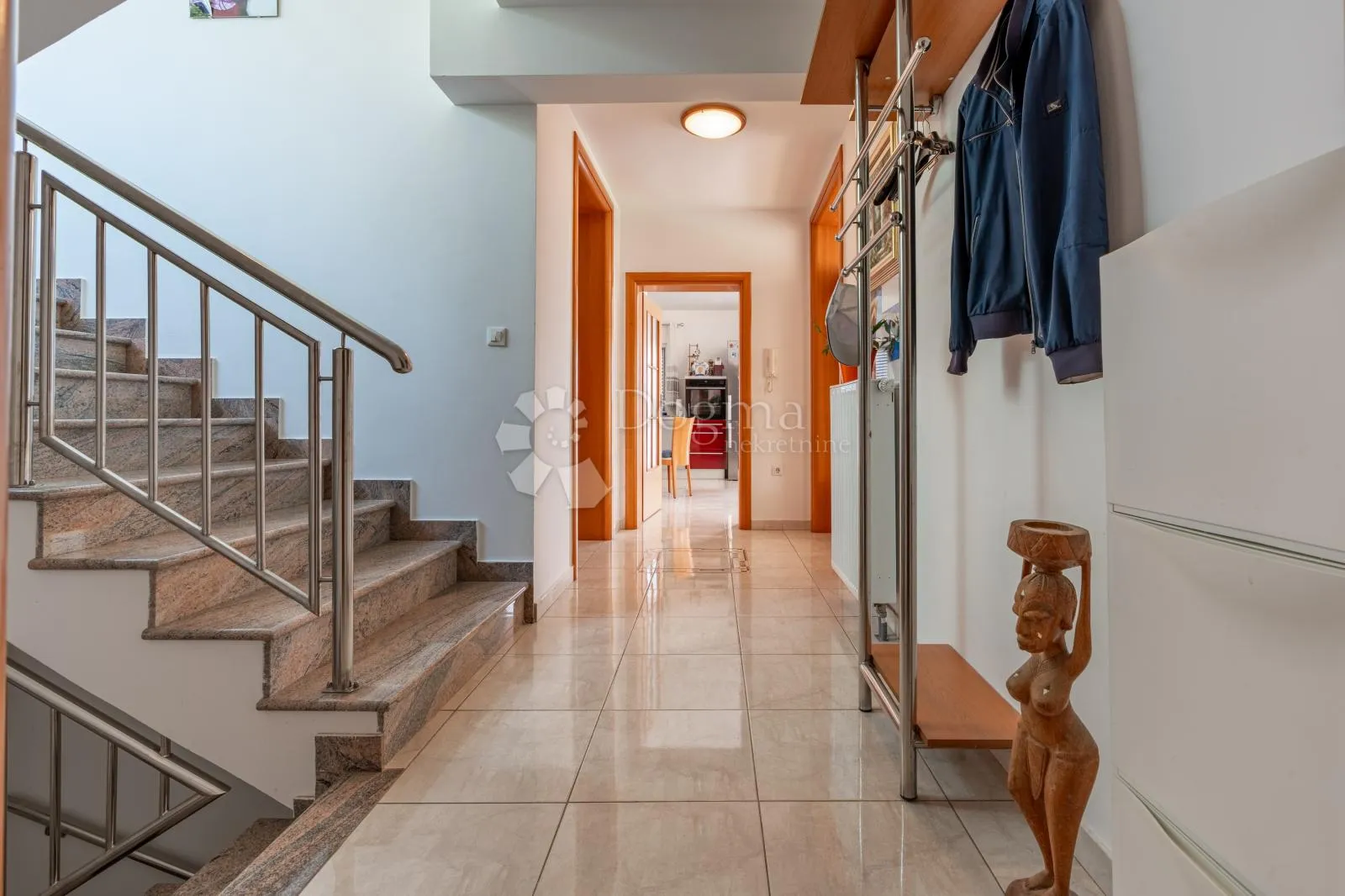 srdoči-240m2 više parkirna mjesta,okućnice 931m2 - slika 21