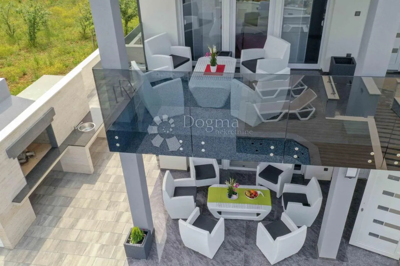 moderna villa na otoku krku s bazenom - slika 6