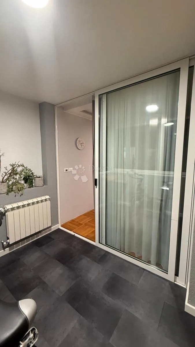 moderan renoviran stan - 5 minuta do mora! - slika 6