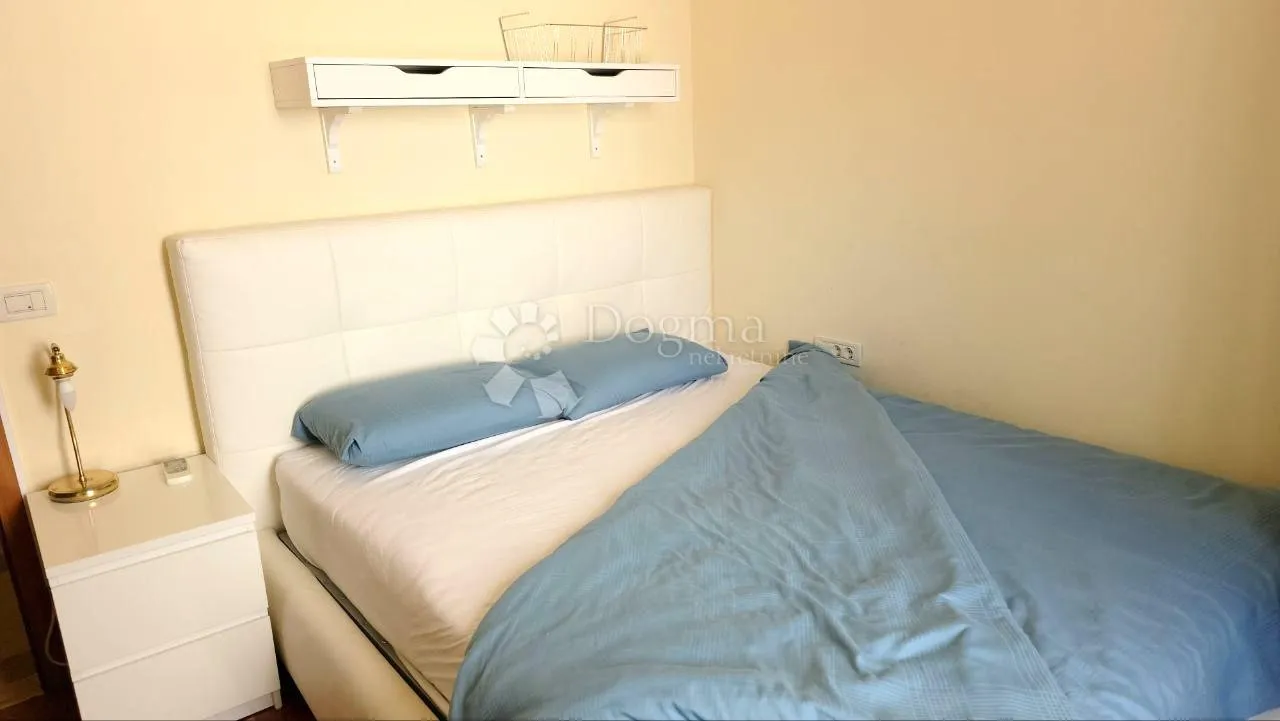 centar grada, atraktivna lokacija - prostran namješten stan 2 spavaće sobe - slika 9