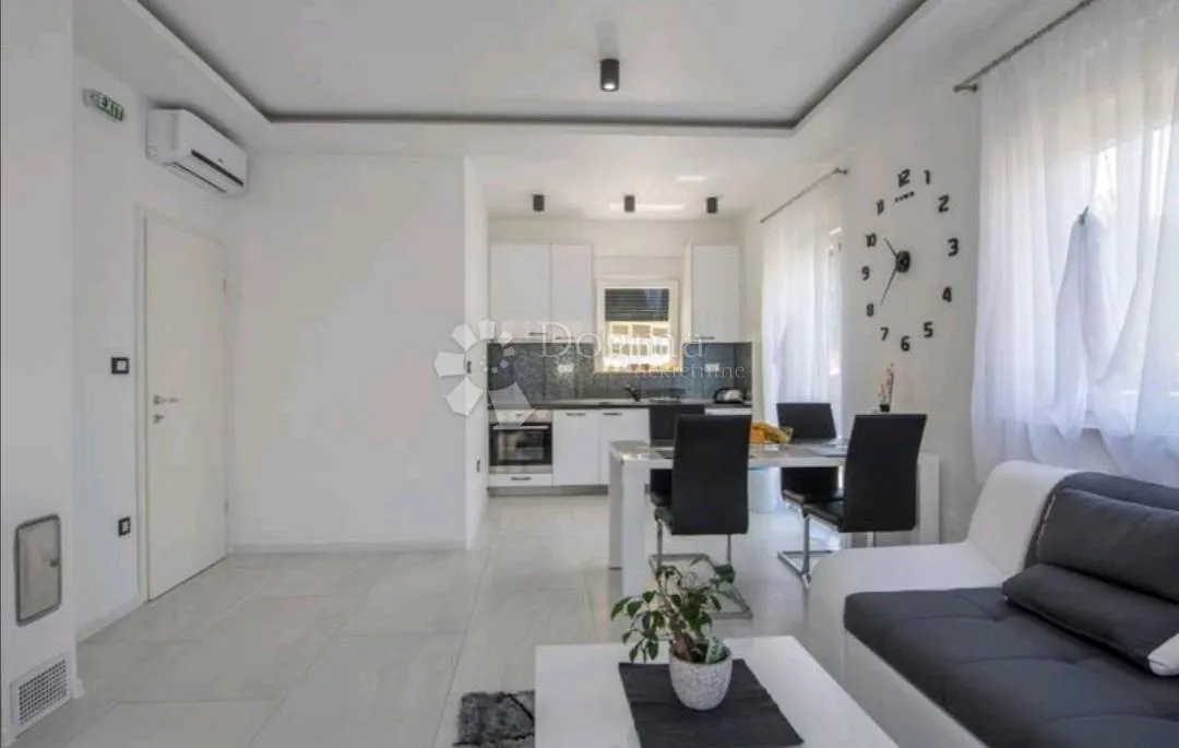 vodice - atraktivna kuća moderno namještena - slika 13
