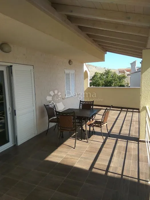 žaborić- predivna apartmanska kuća s pogledom na more - slika 29