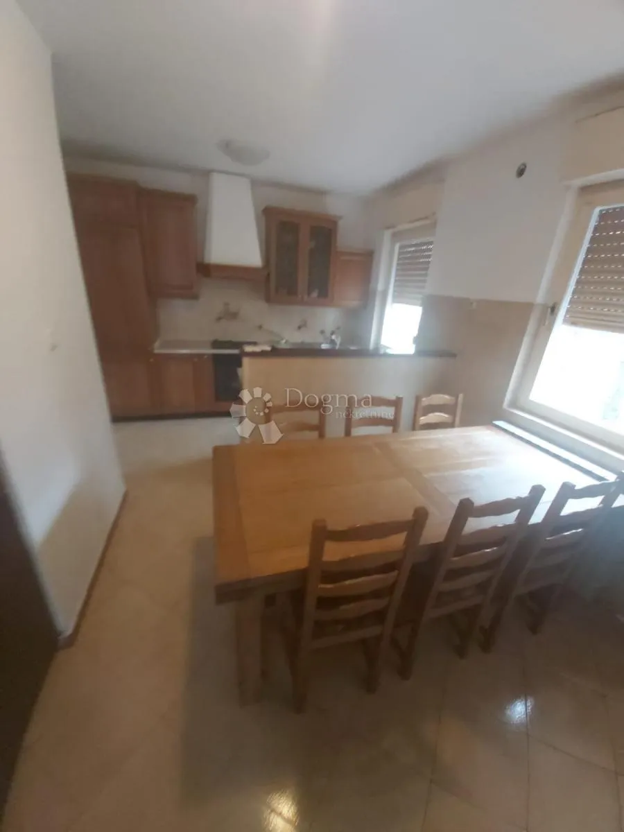 kuća s dva stana i 8300 m² građevinskog zemljišta - slika 9
