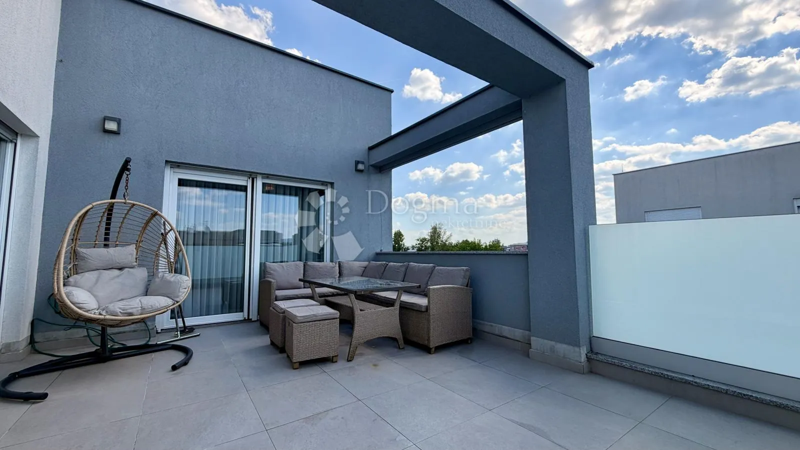 svijetao 4soban penthouse s terasama i parkingom - slika 7
