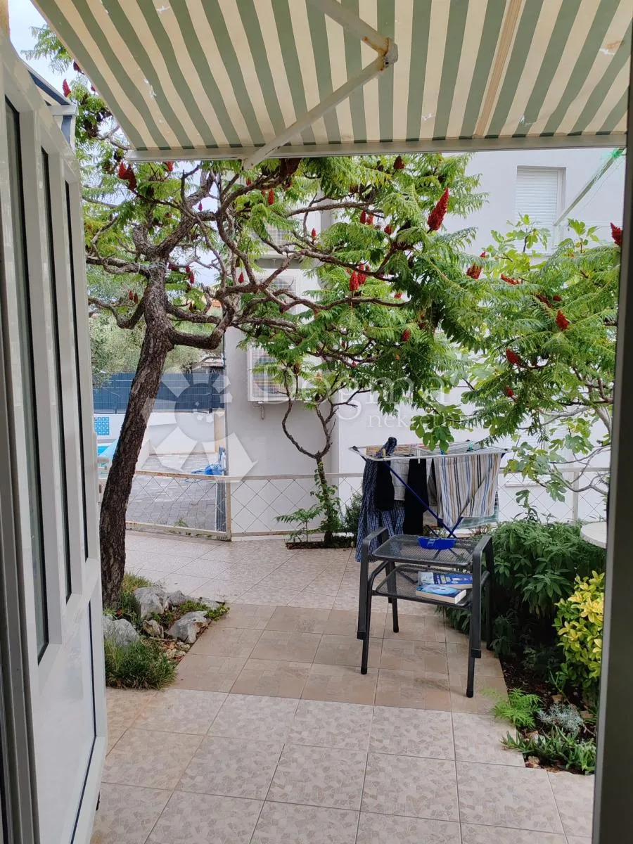 vodice-srima apartman 2.red od mora, privatni vrt+pm - slika 9