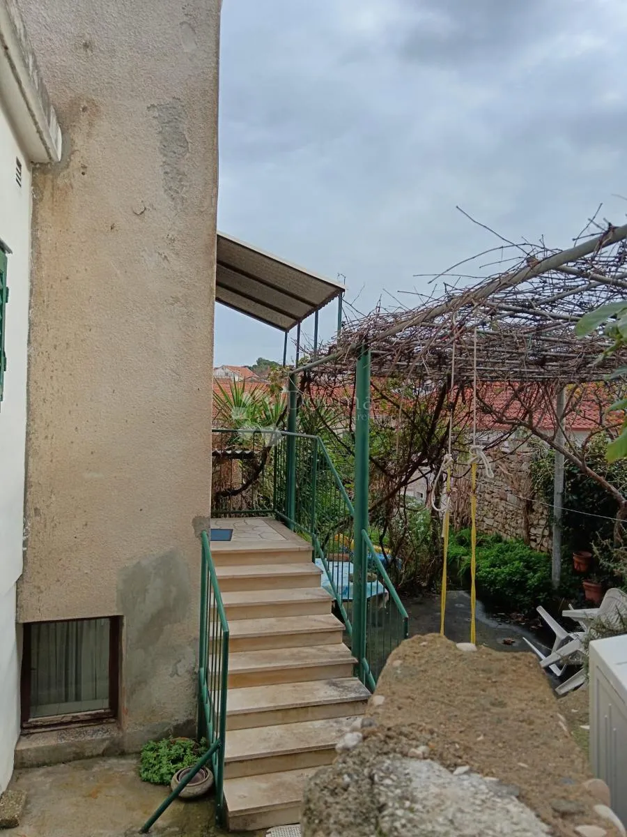 šarmantna stara kuća za adaptaciju s pogledom na more - slika 7