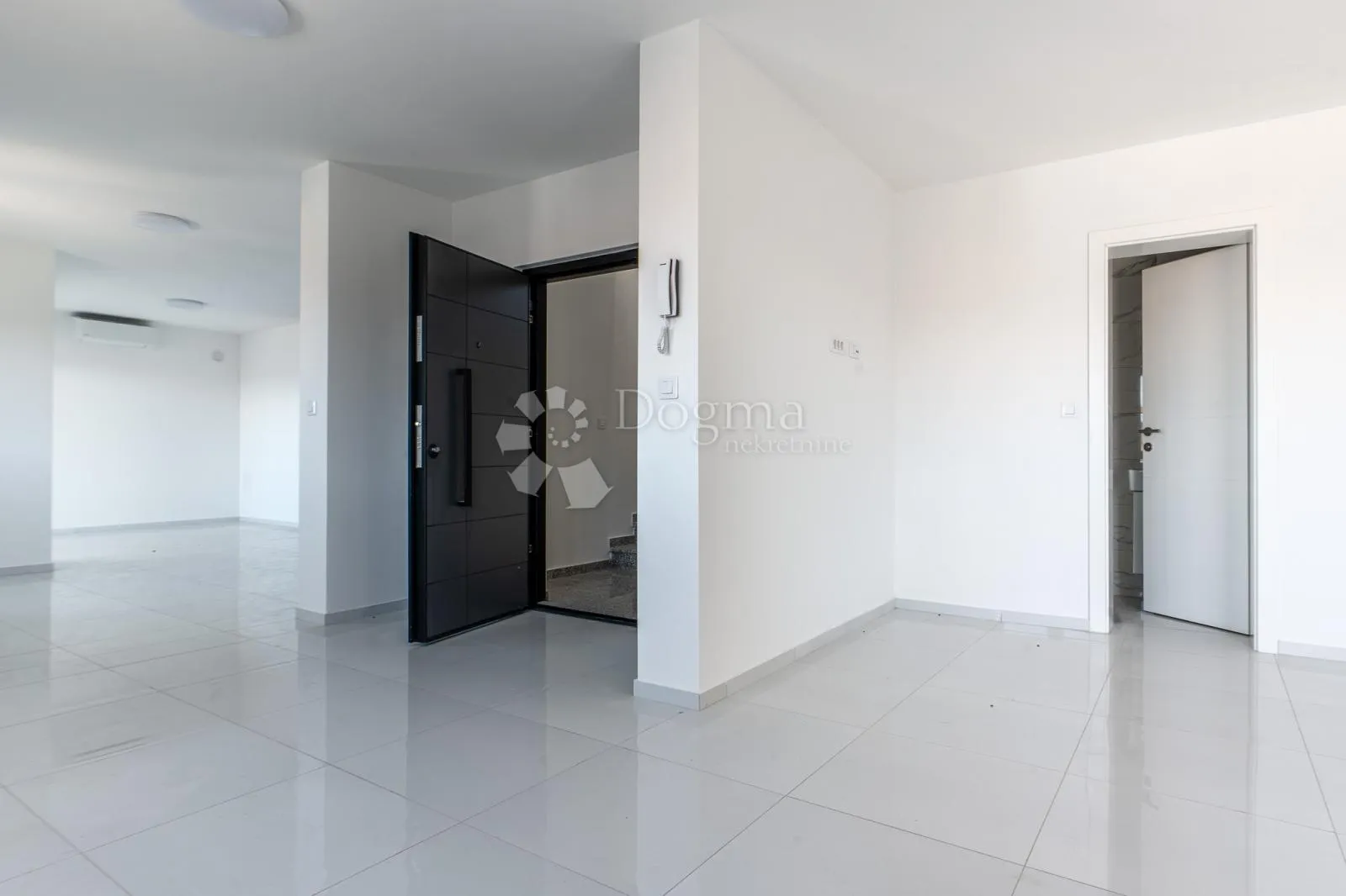 prekrasan veliki apartman u blizini mora - slika 9