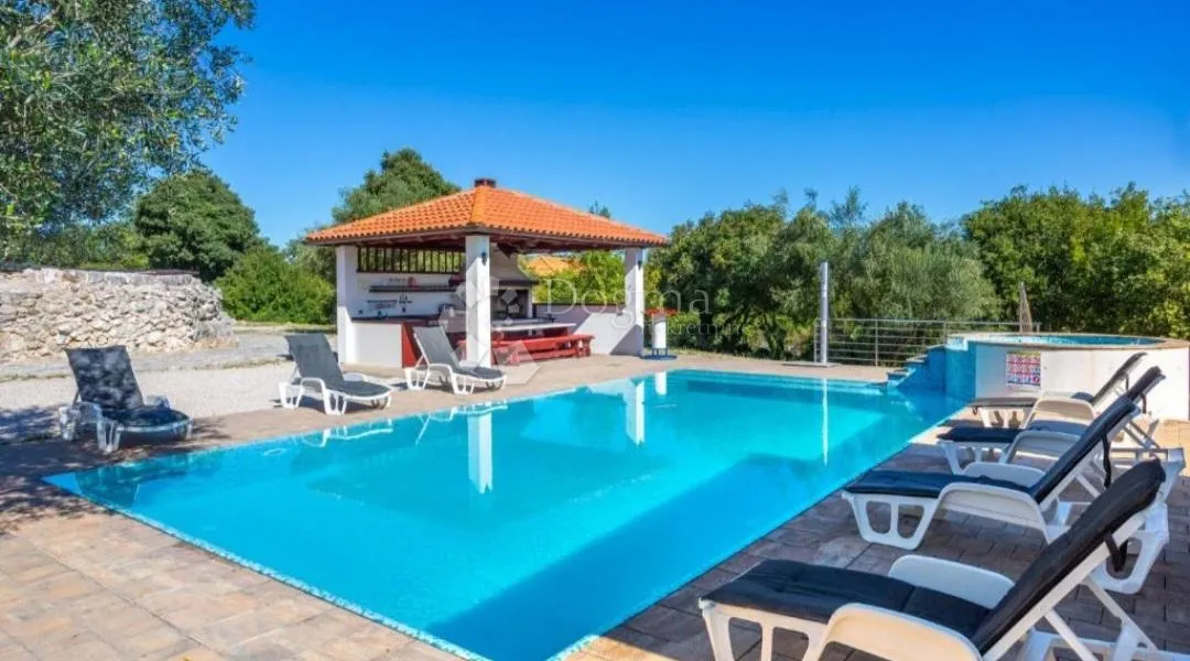 primoska vila s bazenom i velikom okućnicom! - slika 4