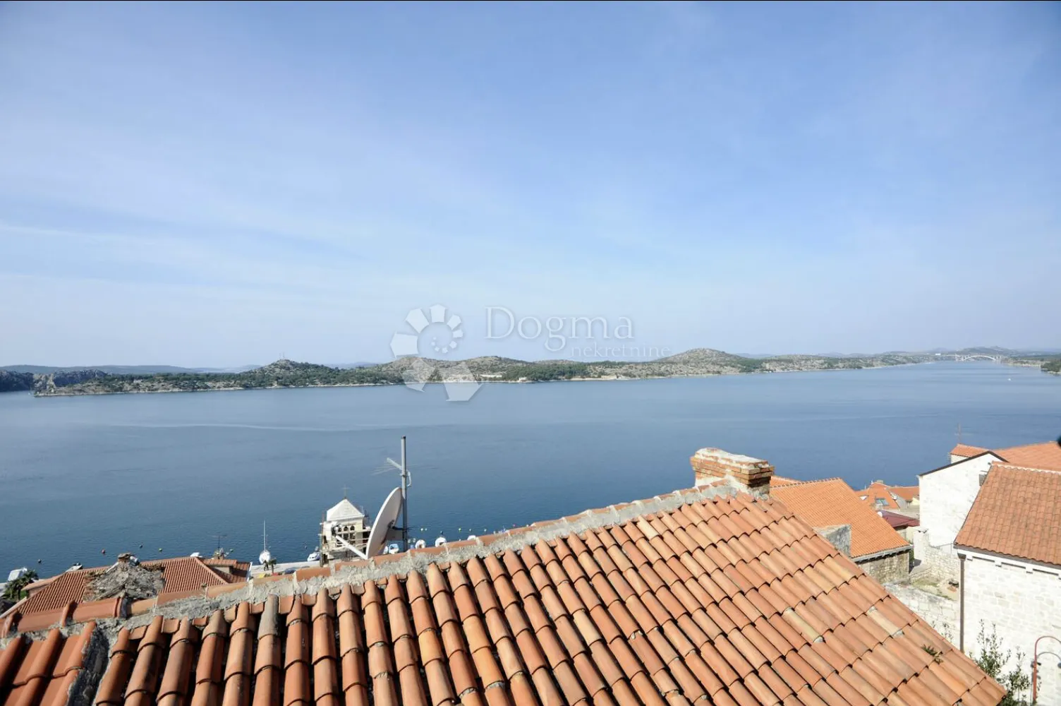lijepa kamena kuća s pogledom na šibenski zaljev - slika 27