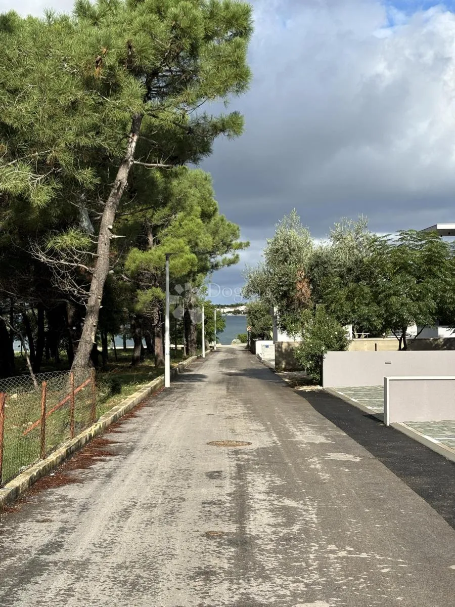prodaje se luksuzni apartman na otoku viru, 100 m od mora - slika 16