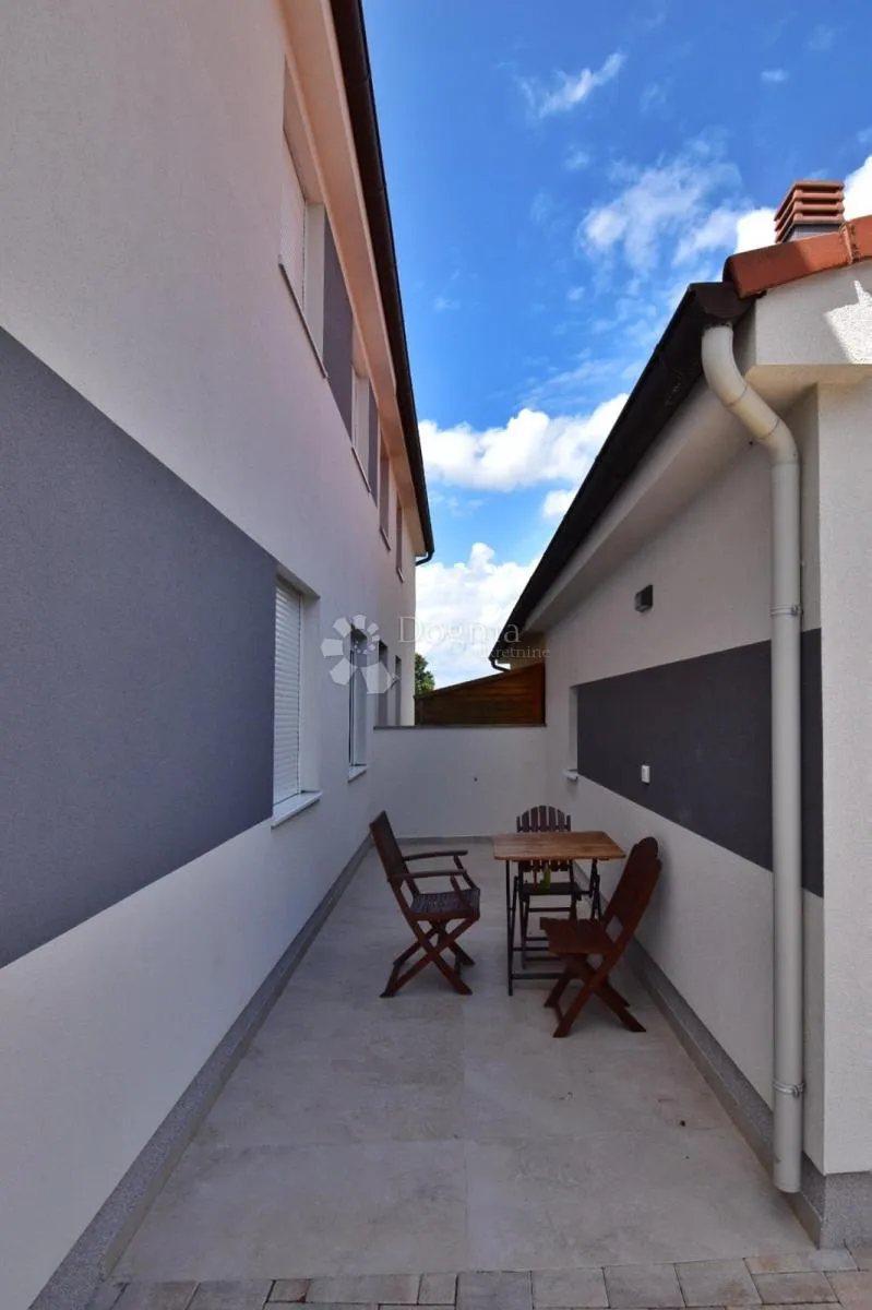 prilika - dva stana + kategorizirani studio apartman! - slika 7