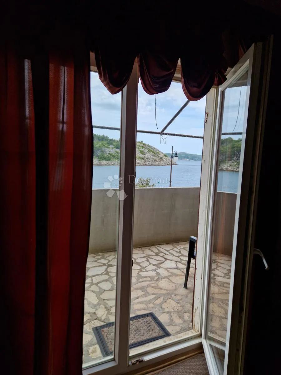 kuća sa poslovnim prostorom- prvi red uz more - slika 1