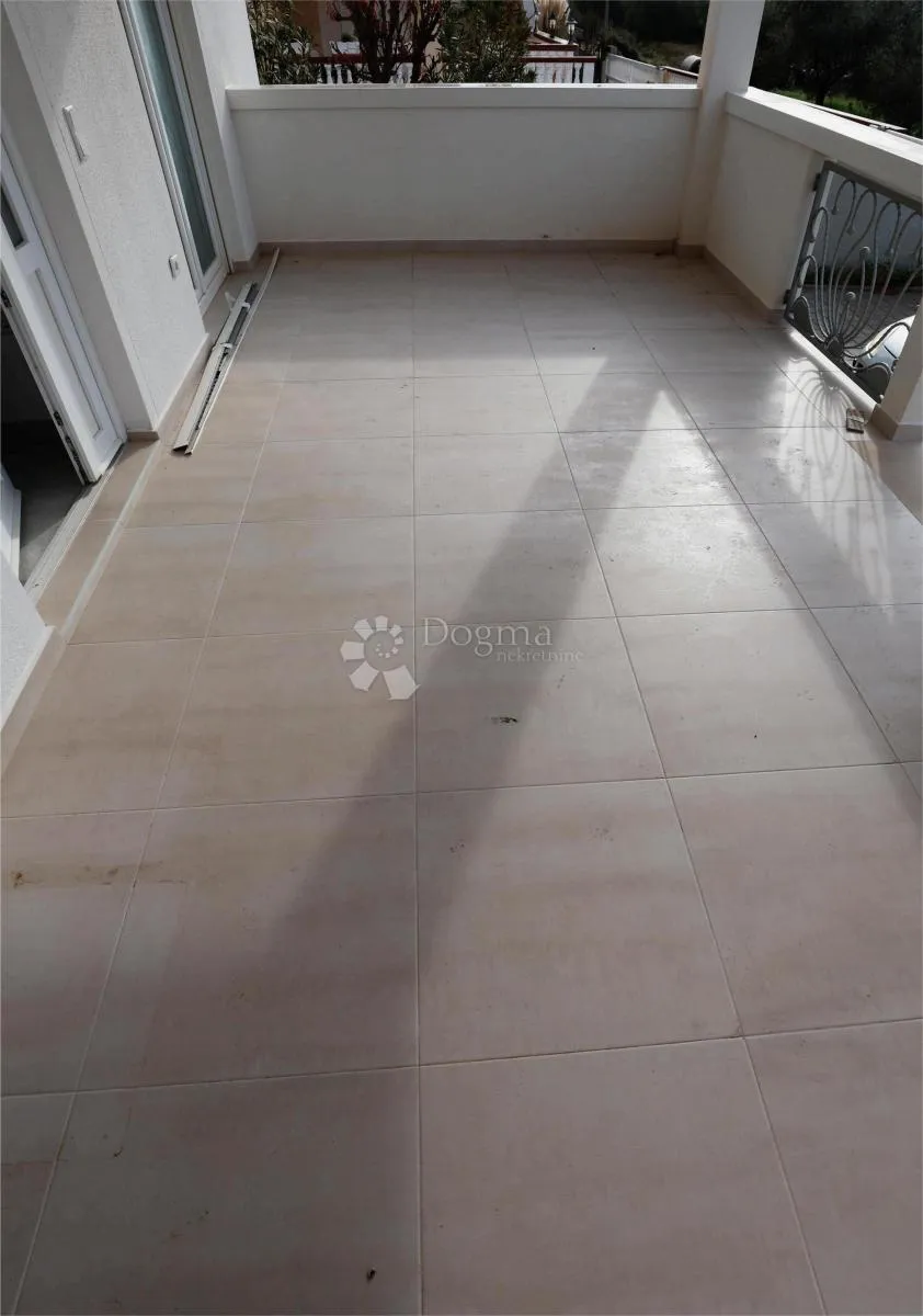 trosobni apartman u mirnom dijelu sukošana - slika 7