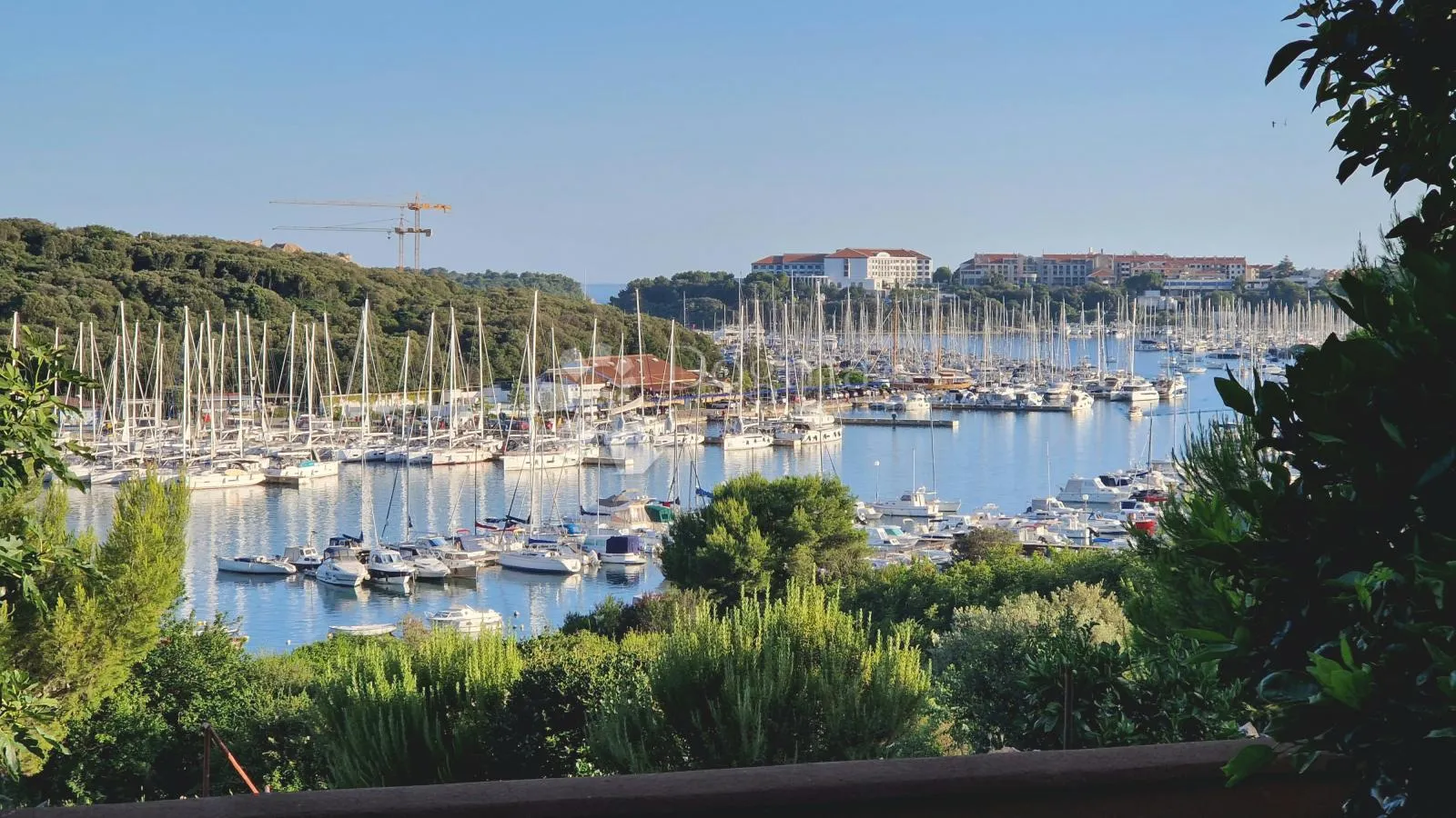 mediteranski vrt s pogledom na marinu veruda - slika 24