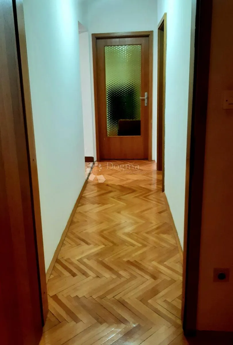 etaža sa garažama u centru srdoča za najam - slika 13