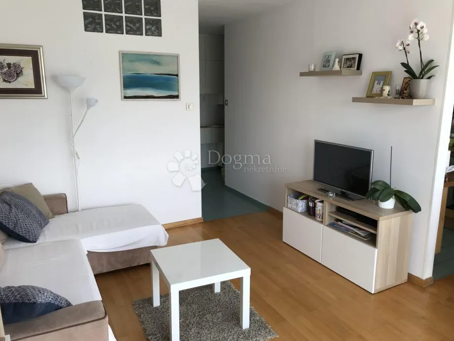 2-soban stan s balkonom, kruge – odlična lokacija - slika 3