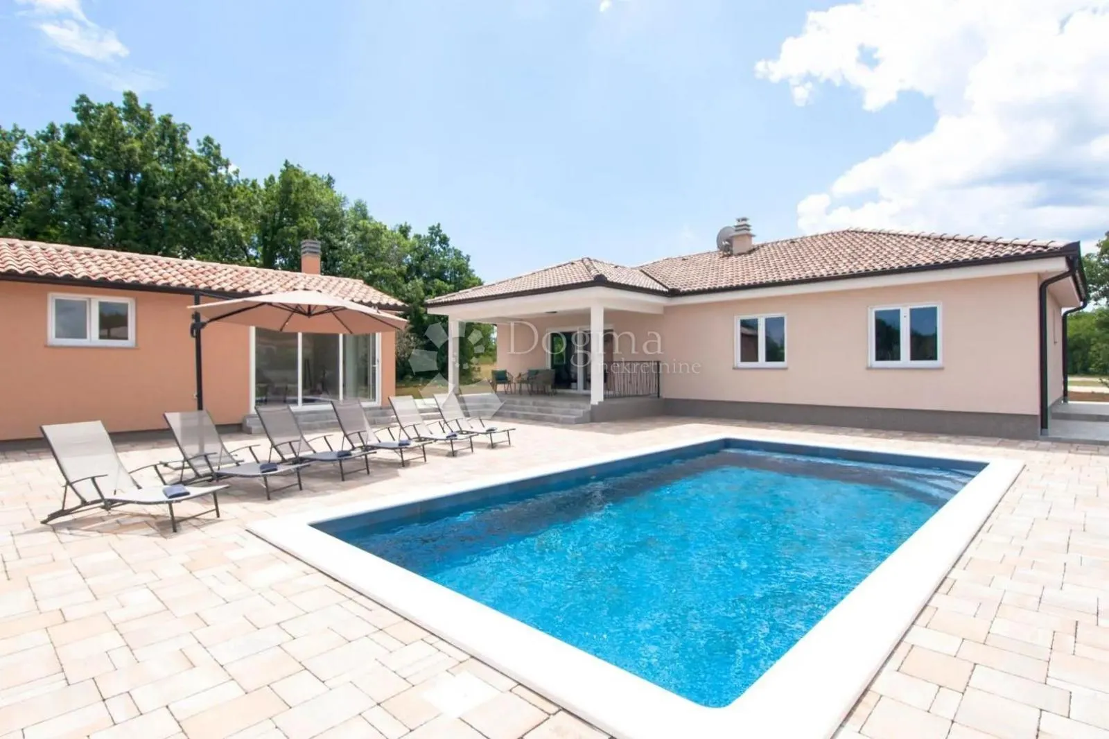 villa sa bazenom, konobom i 3800m2 okućnice - slika 36