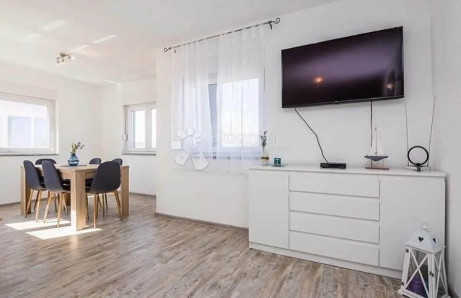 prodaje se kat kuće s dva moderno namještena apartmana centar vira - slika 27