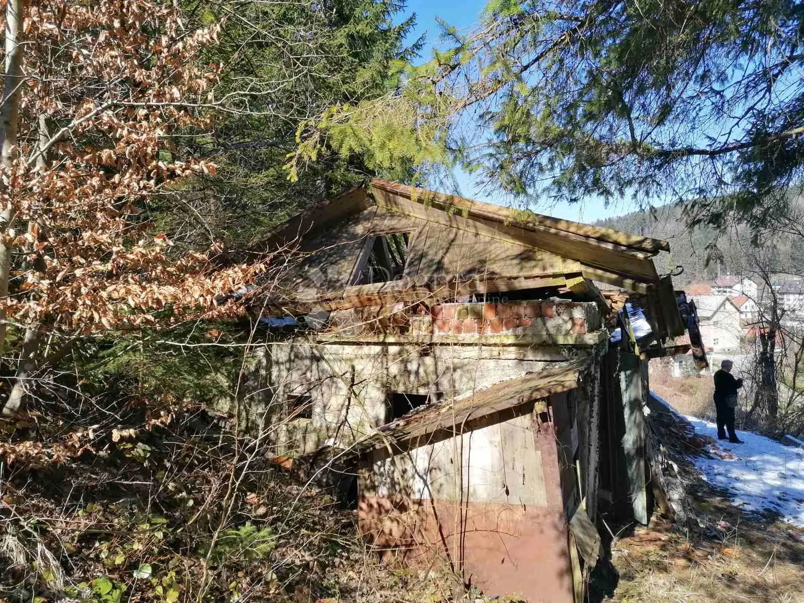 gorski kotar moravice - lijepo osunčano zemljište sa ucrtanom ruševinom - slika 3