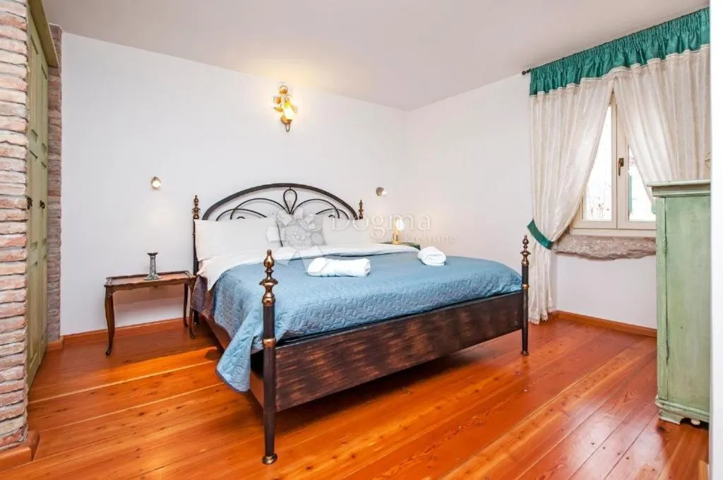 rovinj - kuća sa šest apartmana u srcu starog grada - slika 4