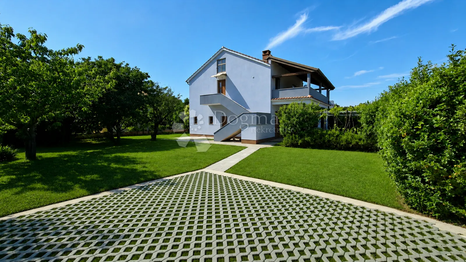 poreč (okolica) - prostrani stan na 1.katu sa vrtom - slika 3