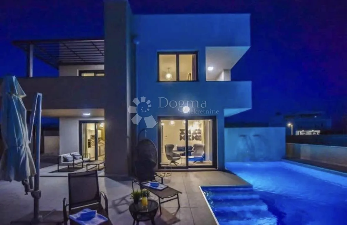 rijetkost na tržištu: luksuzna samostojeća villa s bazenom, blizu mora - slika 24