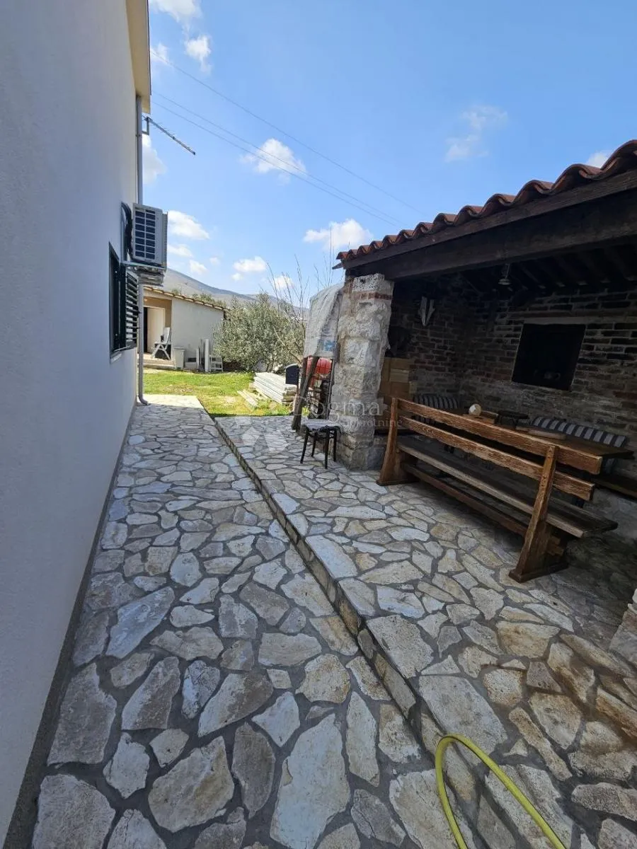 samostojeća kuća s velikom okućnicom i pogledom na more u planom! trogir - slika 26