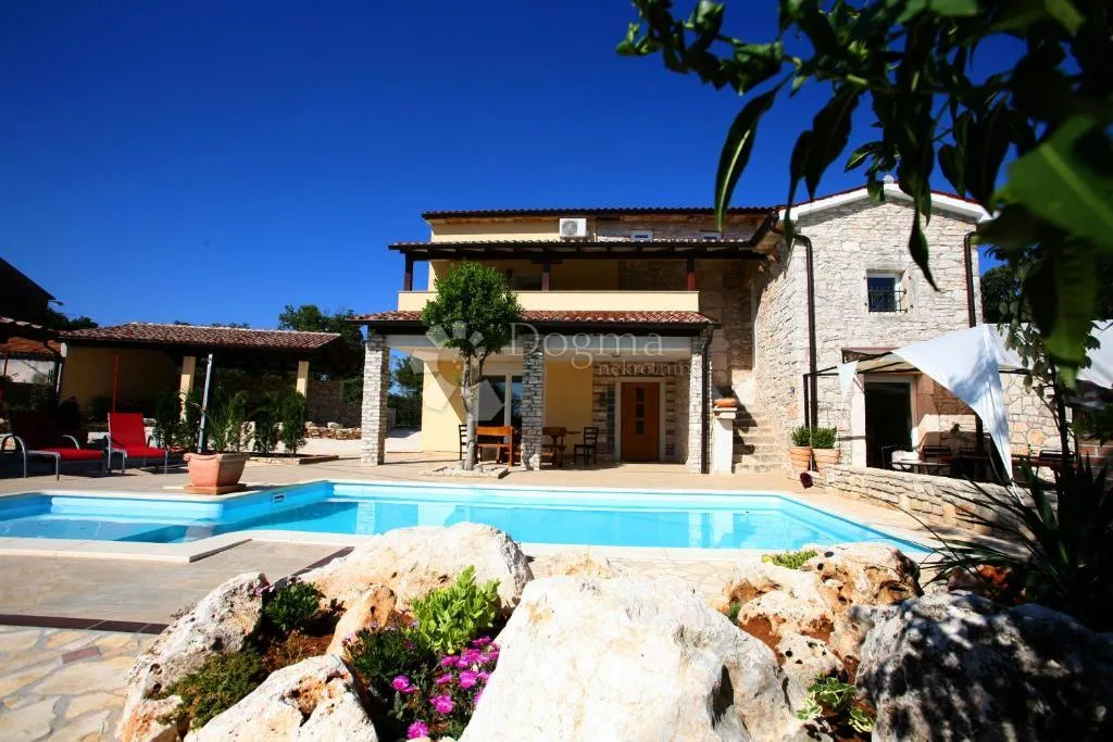 Prekrasna istarska villa s bazenom, 220 m² i 5 en-suite spavaćih soba - Barban