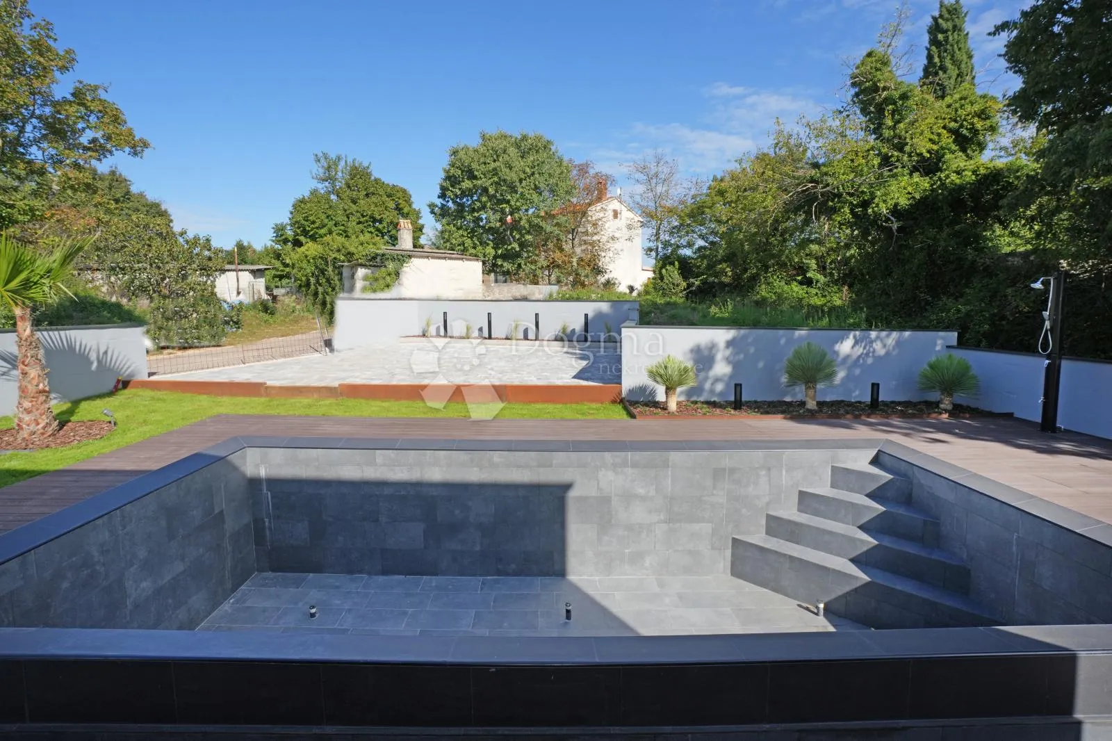 moderna villa okružena zelenilom - barban - slika 10