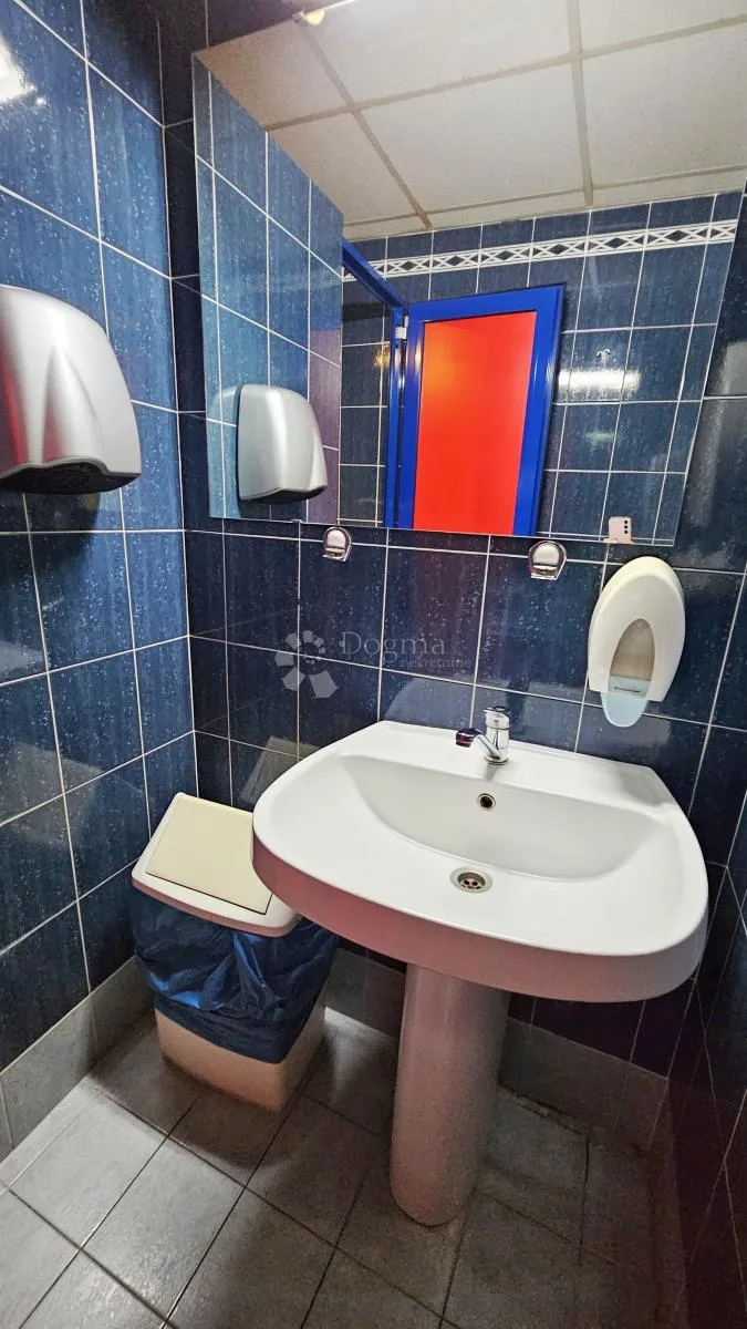 buje, ugostiteljski objekt u centru - slika 15
