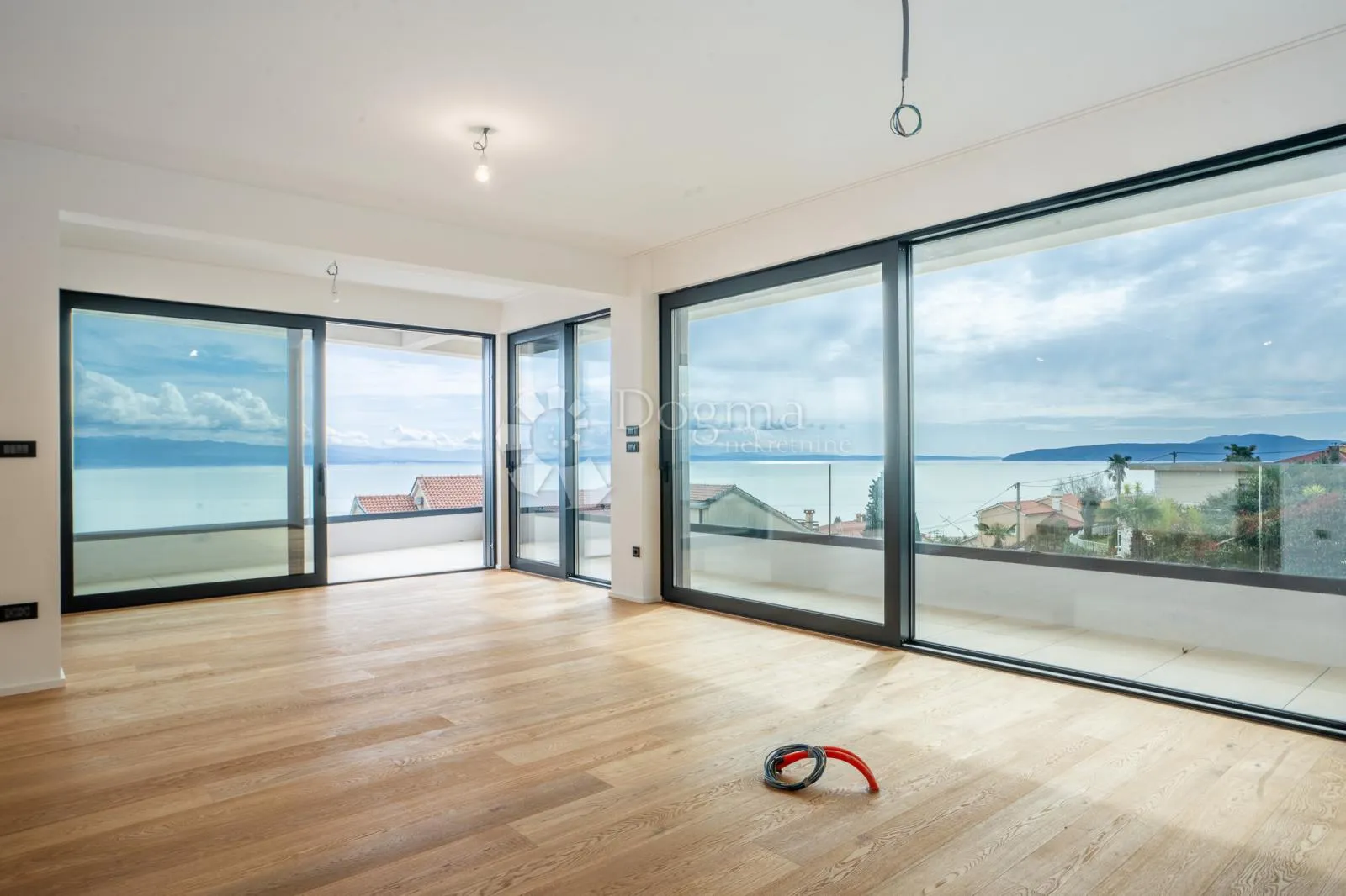 5★ lovran – 335 m² ukupno! stan 124 m² + natkrivena terasa 49 m² + vrt i parking 162 m² – 3 sobe, db, 3 kupaone, wc, spremište - slika 3