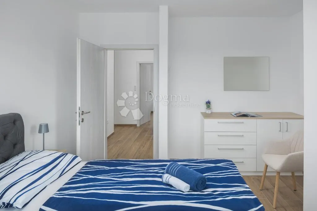 moderna dvojna vila s bazenom i 4 spavaće sobe, pogled more - slika 8
