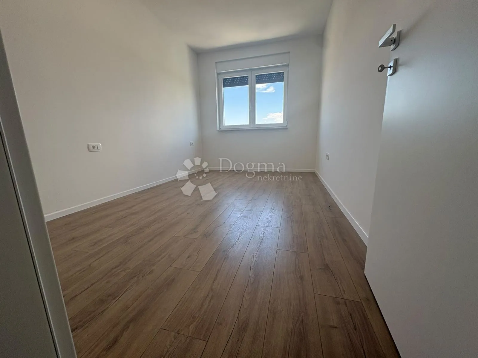 penthouse sa 3ss+db i krovnom terasom 800m od mora - slika 8