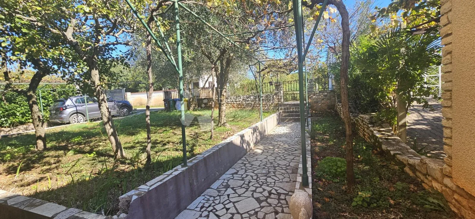 kuća sa 3 stana - slika 25