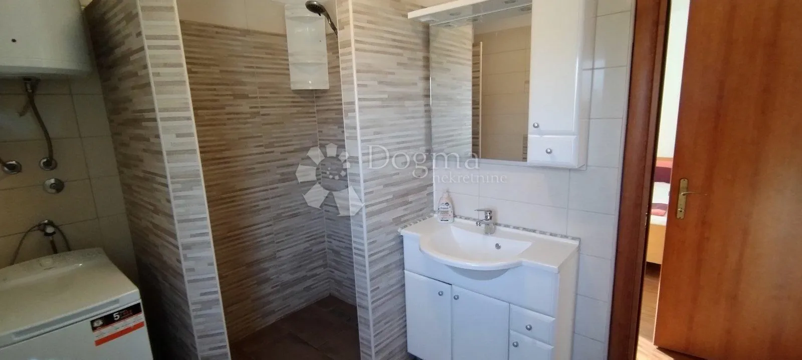 2 apartmana okolica grada krka - slika 13