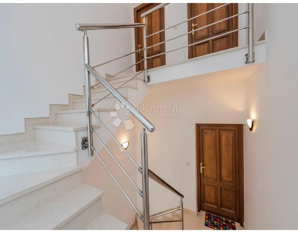 villa s bazenom u privlaci - slika 11