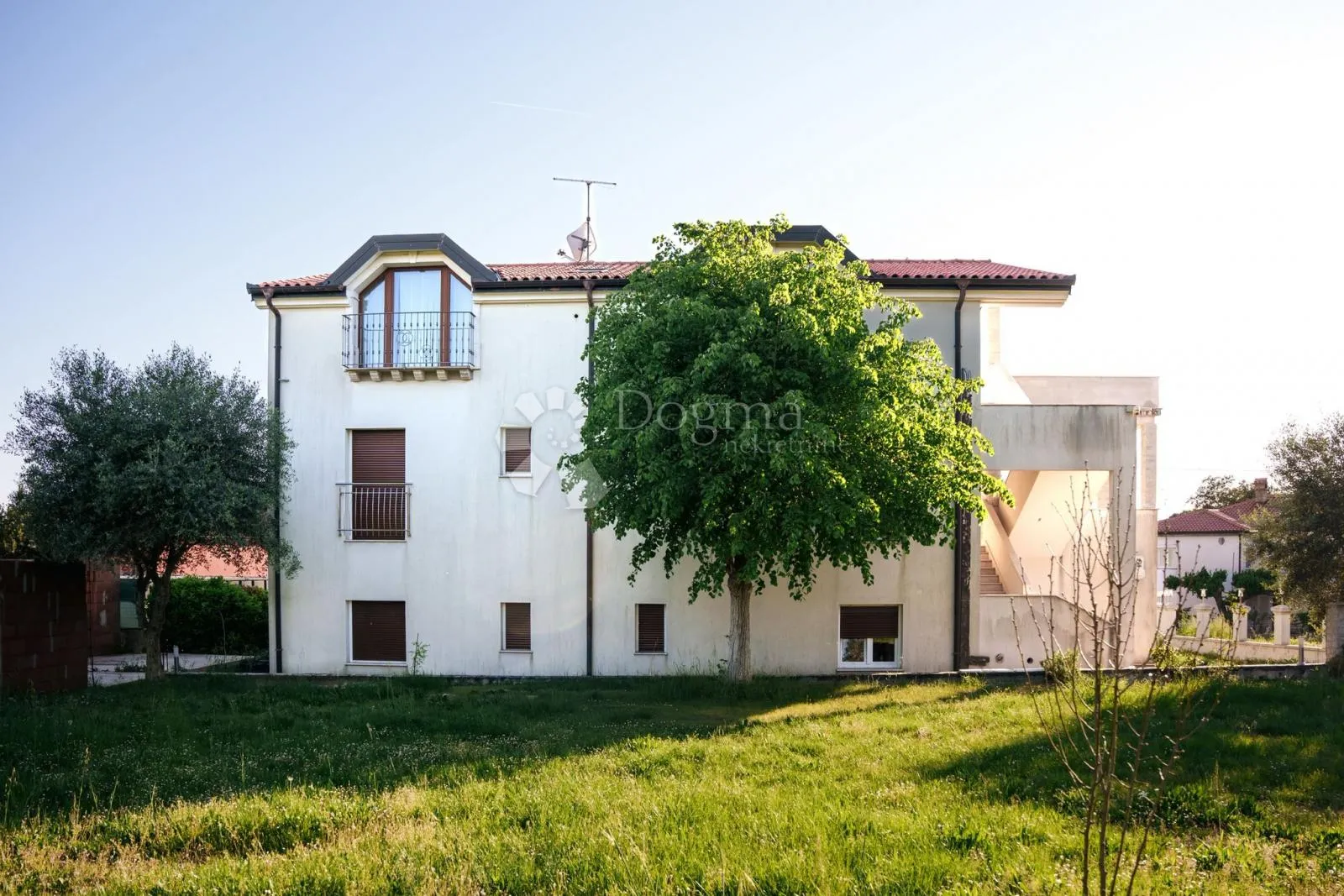 apartmanska kuća na atraktivnoj lokaciji - slika 3