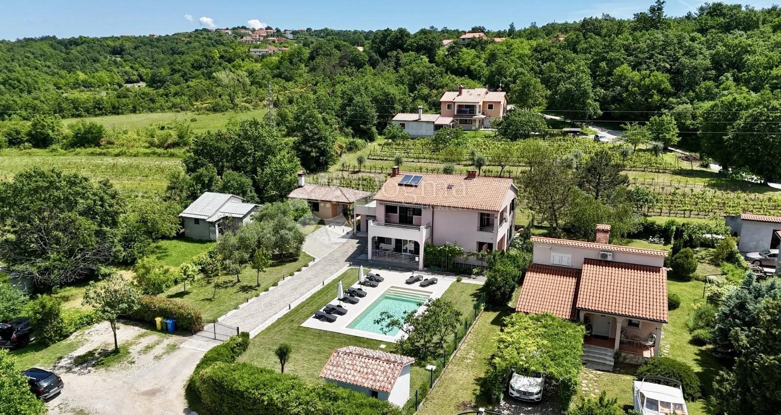 kuća sa 3 stana i bazenom na top lokaciji - slika 5