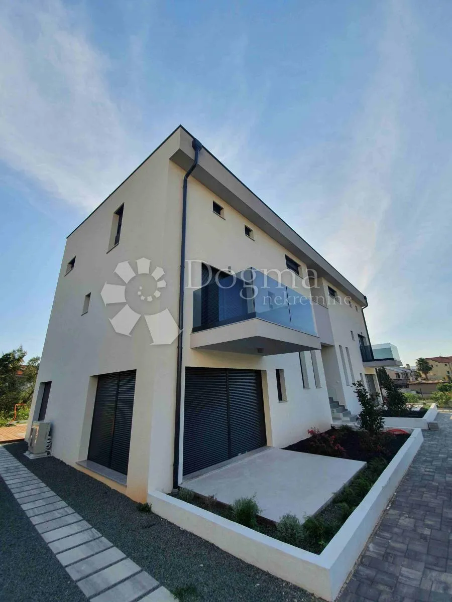 vila sa 4 apartmana, 2 bazena, 200 metara od mora - slika 35