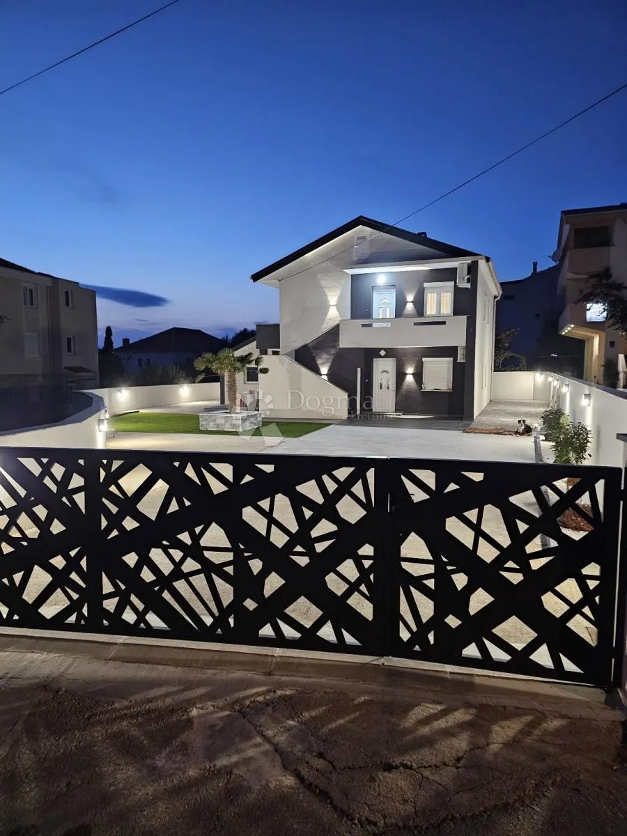 otok pag novalja samostojeća kuća sa tri apartmana - slika 12