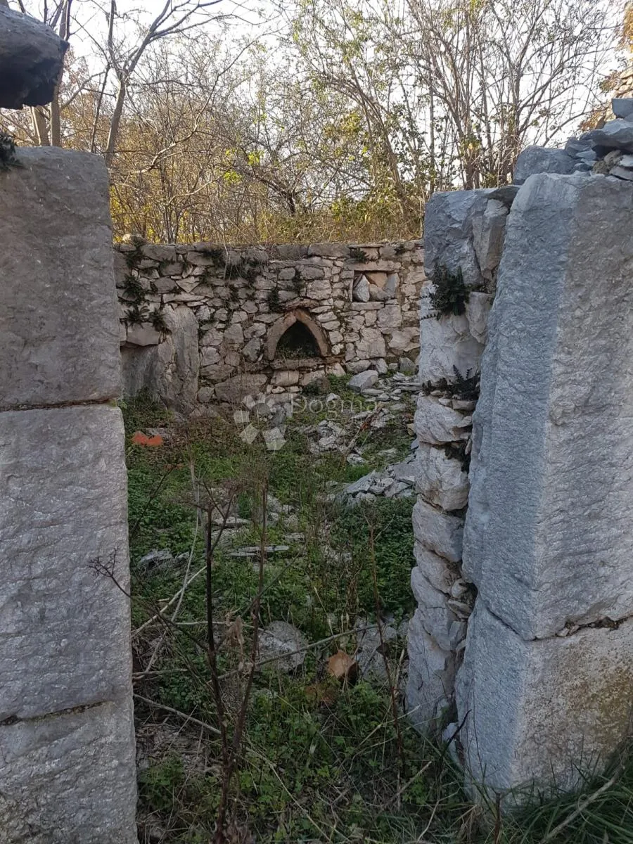 kamene kuće sa 3.500 m² zemljišta – mir, privatnost i blizina splita - slika 15