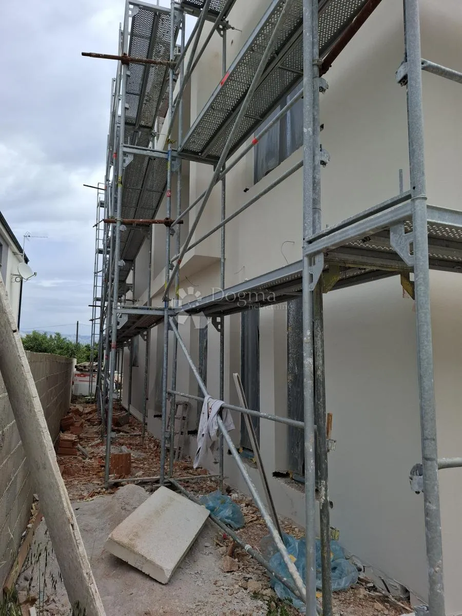 apartman u prizemlju sa dvorištem - slika 7