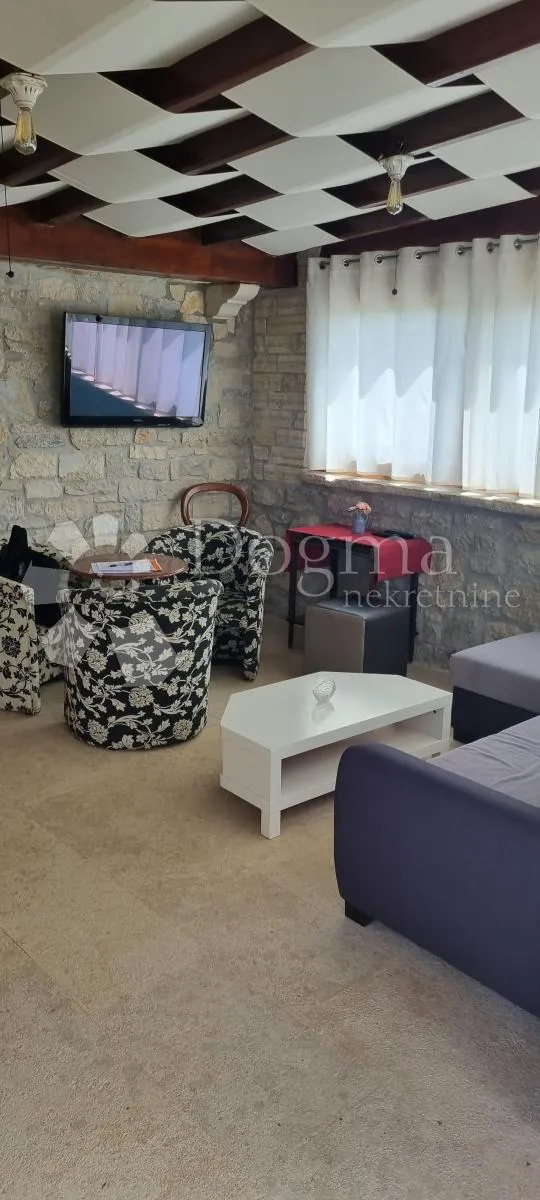 uhodani posao vila sa restoranom 2 km od mora - slika 10